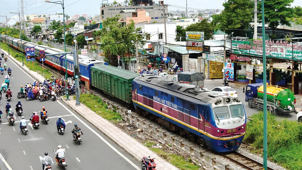 Các tình nguyện viên tại phường Phú Nhuận, TPHCM dọn dẹp vệ sinh đường sắt. Ảnh: THANH HIỀN