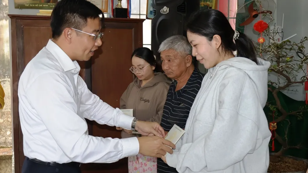 Trao quà tết của Chủ tịch UBND TPHCM đến gia đình chính sách, đối tượng bảo trợ xã hội
