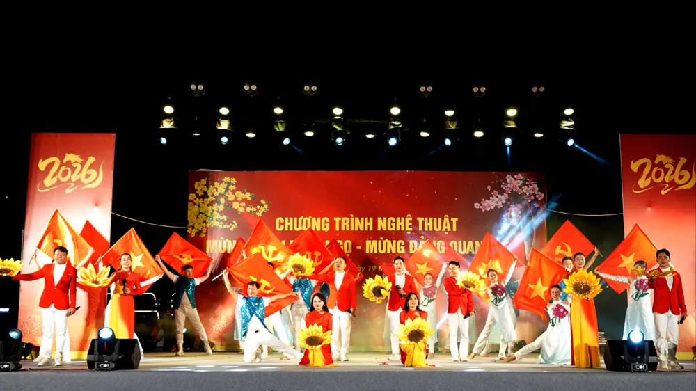 Tiết mục ca múa "TPHCM - Niềm tin ngời sáng". Ảnh: THÚY BÌNH