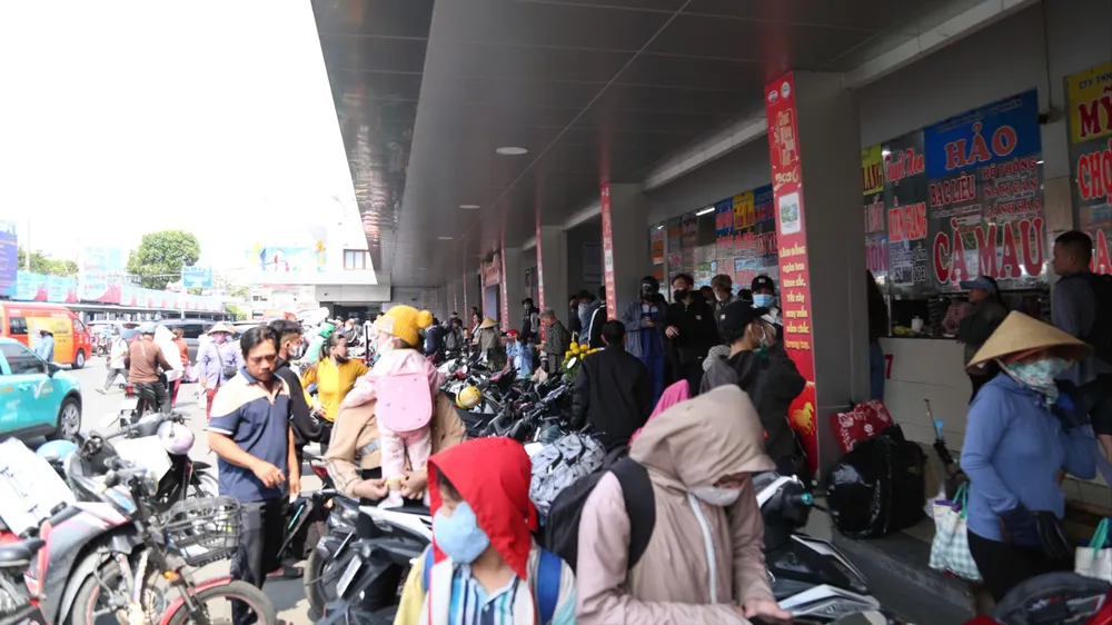 Giá xăng dầu tăng mạnh nhưng doanh nghiệp vận tải chưa tăng giá vé