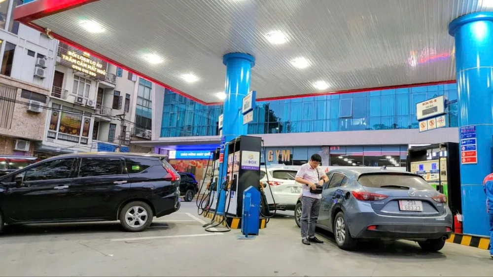 Hà Nội yêu cầu doanh nghiệp xăng dầu bán đúng giá niêm yết, cấm găm hàng