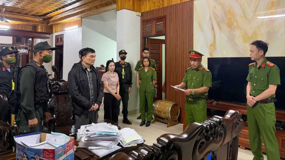 Cơ quan công an khám xét các địa điểm trong chuyên án lớn ở tỉnh Phú Thọ