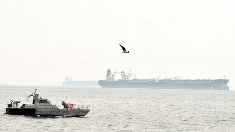 Tàu thuyền di chuyển qua eo biển Hormuz cần phải phối hợp hành trình với IRGC. Ảnh: Anadolu Aganecy