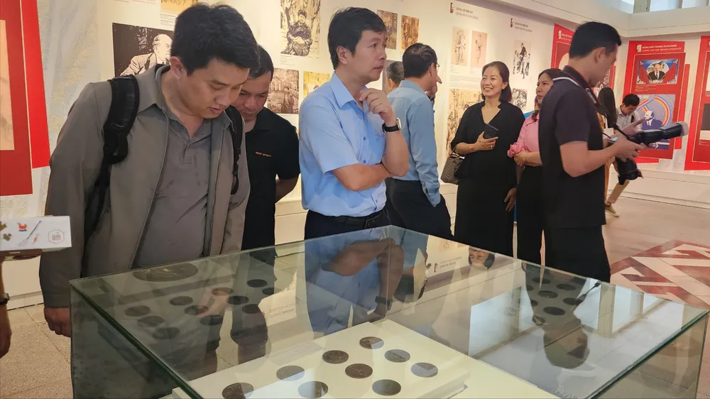 Trưng bày tổ chức nhân kỷ niệm 156 năm ngày sinh V.I. Lênin (22-4-1870 – 22-4-2026). Ảnh: THU HÀ