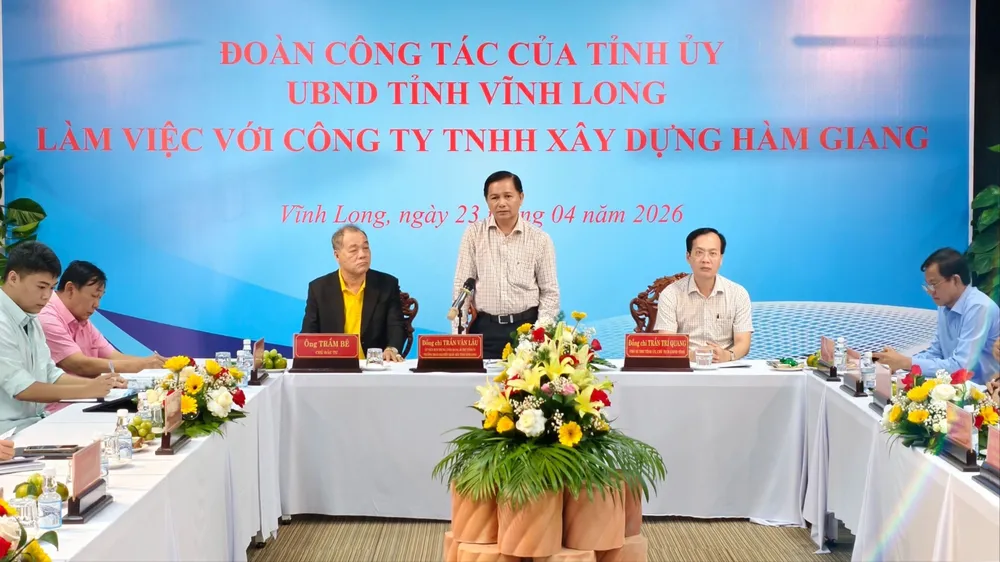 Đồng chí Trần Văn Lâu, Ủy viên Trung ương Đảng, Bí thư Tỉnh ủy Vĩnh Long phát biểu tại buổi làm việc, sáng 23-4