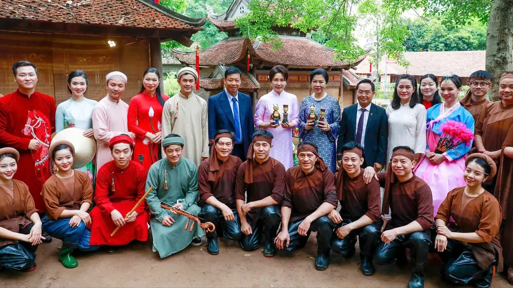 Phu nhân Tổng Bí thư, Chủ tịch nước và Phu nhân Tổng thống Hàn Quốc thăm Bảo tàng Dân tộc học Việt Nam ngày 23-4. Ảnh: VIẾT CHUNG.