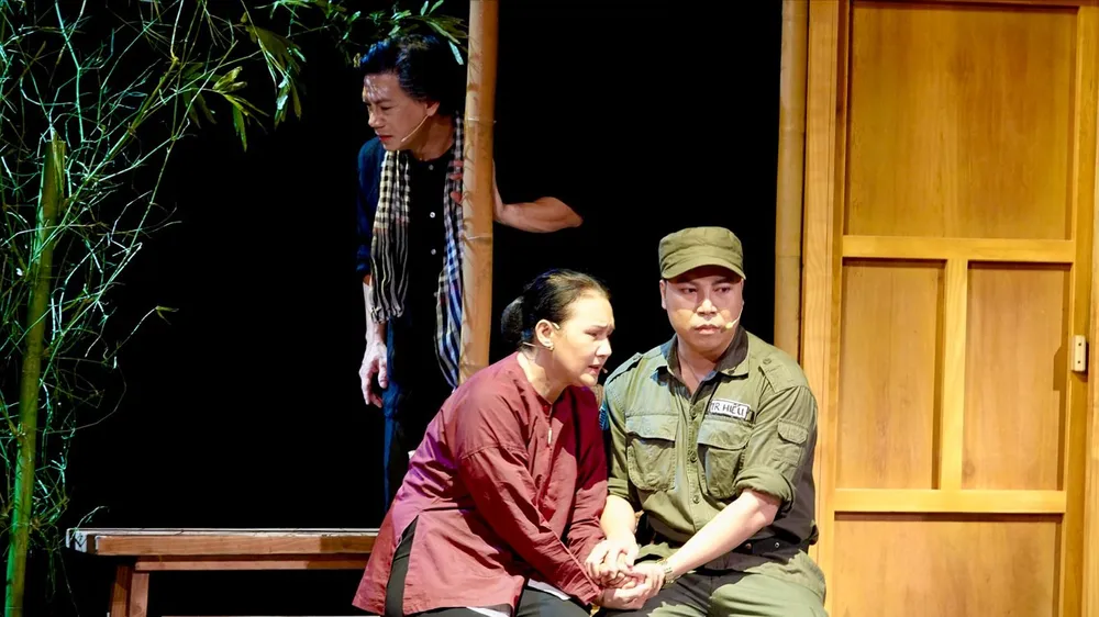 "Thanh gươm và bà mẹ": Khắc khoải tình nhà, sáng ngời nghĩa nước