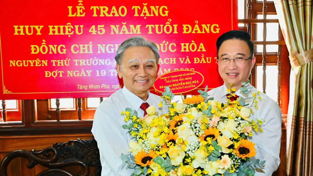 TPHCM: Gần 3.800 đảng viên nhận Huy hiệu Đảng đợt ngày 19-5-2026