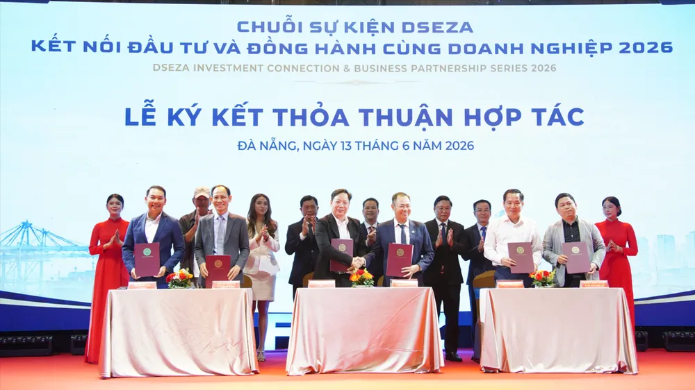Ký kết nhiều biên bản ghi nhớ hợp tác thúc đẩy thu hút đầu tư và phát triển hệ sinh thái kinh tế gắn với FTZ Đà Nẵng. Ảnh: XUÂN QUỲNH