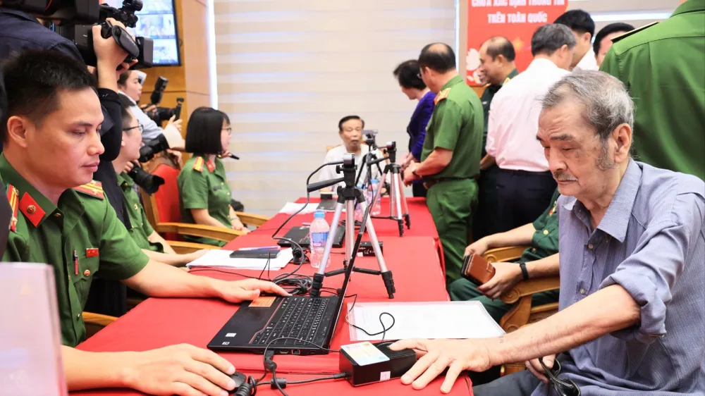 Hoạt động thu nhận mẫu sinh phẩm ADN cho thân nhân liệt sĩ chưa xác định thông tin tại lễ phát động triển khai cao điểm thu nhận mẫu sinh phẩm ADN thân nhân liệt sĩ chưa xác định thông tin trên toàn quốc. Ảnh: VGP
