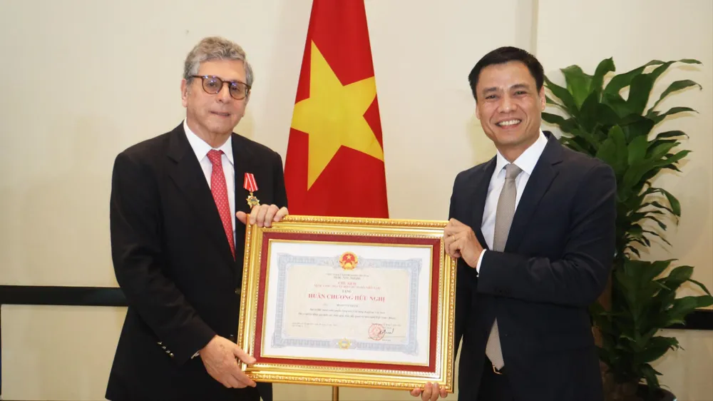 Thứ trưởng Bộ Ngoại giao Đặng Hoàng Giang trao Huân chương Hữu nghị tặng Ngài Marco Farani, Đại sứ Đặc mệnh toàn quyền Cộng hòa Liên bang Brazil tại Việt Nam. Ảnh: THANH HÀ
