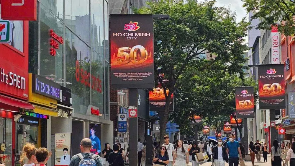 Hình ảnh kỷ niệm 50 năm Thành phố mang tên Bác được trình chiếu tại trung tâm Seoul