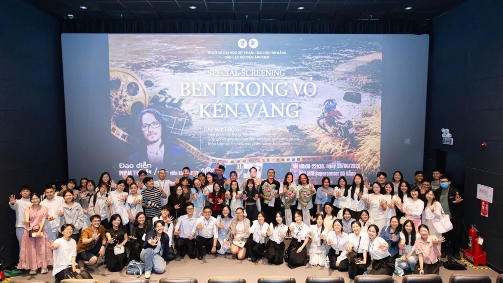 Câu lạc bộ Điện ảnh UED trong buổi chiếu phim và giao lưu đặc biệt cùng đoàn làm phim “Bên trong vỏ kén vàng”