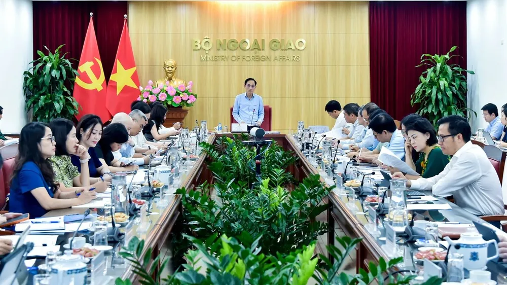 Cuộc họp liên ngành về công tác rà soát, đôn đốc thực hiện các cam kết, thỏa thuận quốc tế do Bộ Ngoại giao tổ chức tại Hà Nội, ngày 9-7. Ảnh: QUANG HÒA