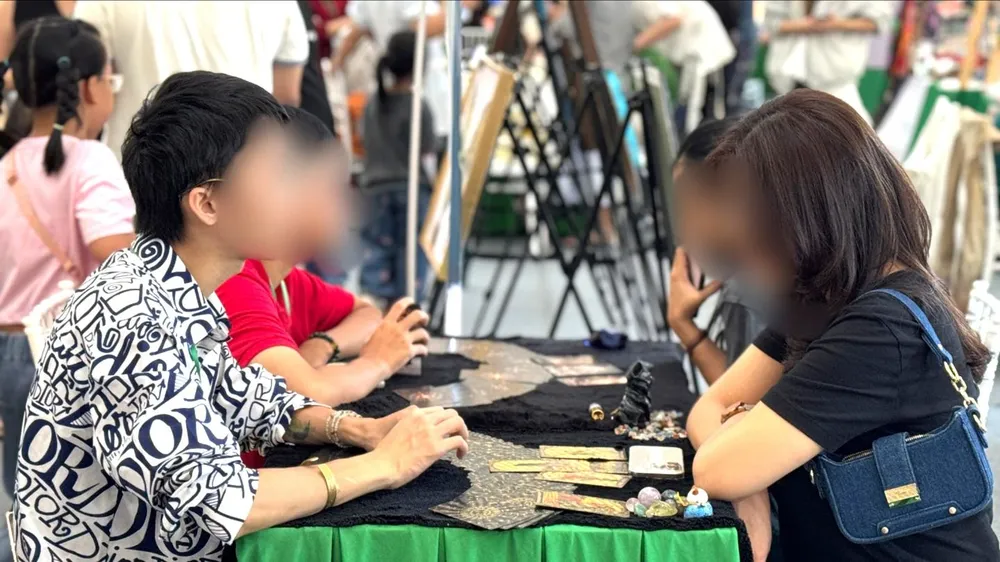 Cẩn trọng với lật lá bài để tìm lời trấn an