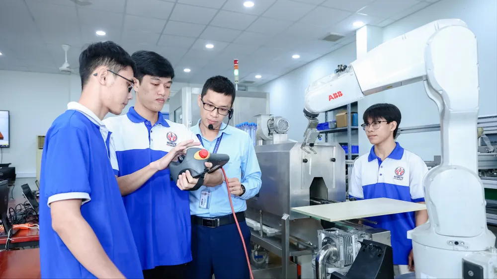 Tuyển sinh Đại học năm 2026: Thu hút người giỏi học nhóm ngành kỹ thuật - công nghệ chiến lược