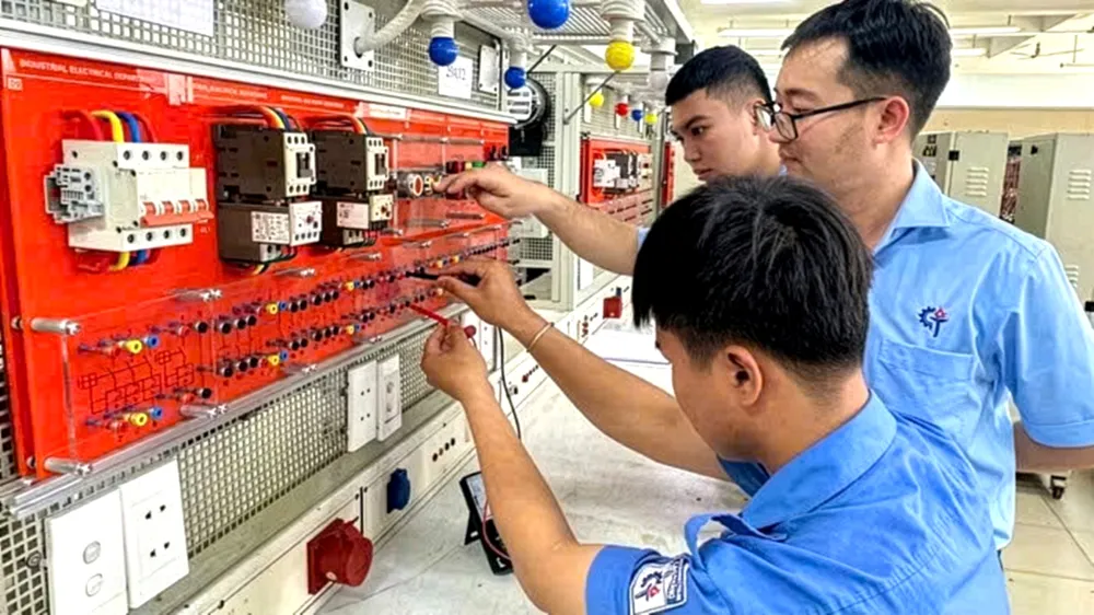 Đón đầu cuộc đua nhân lực số