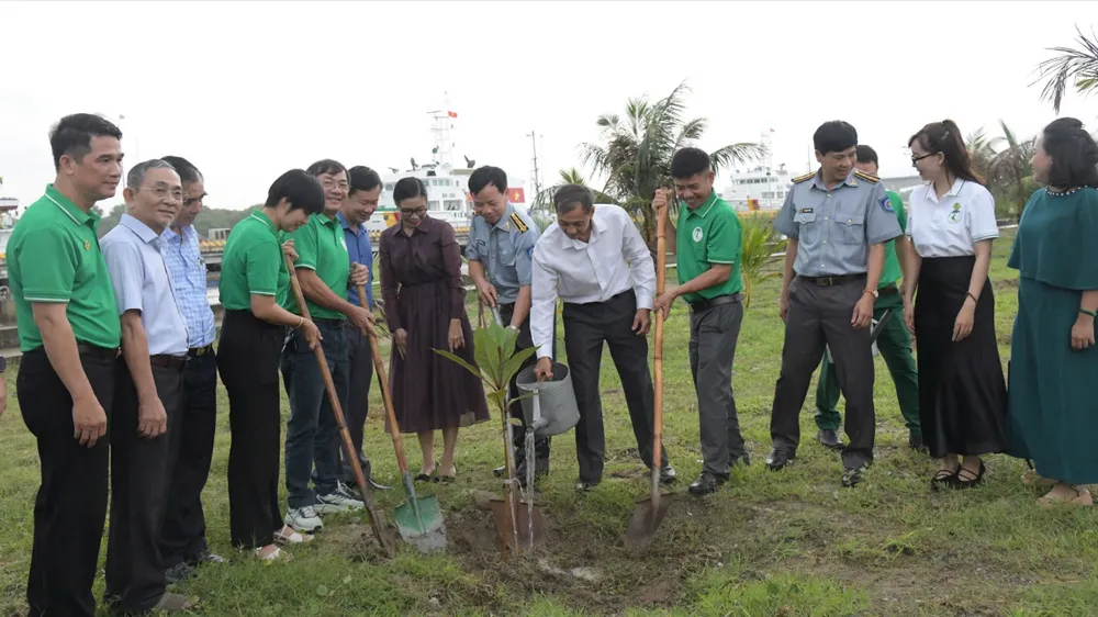 Trồng 5.000 cây xanh tại Chi đội kiểm ngư số 2