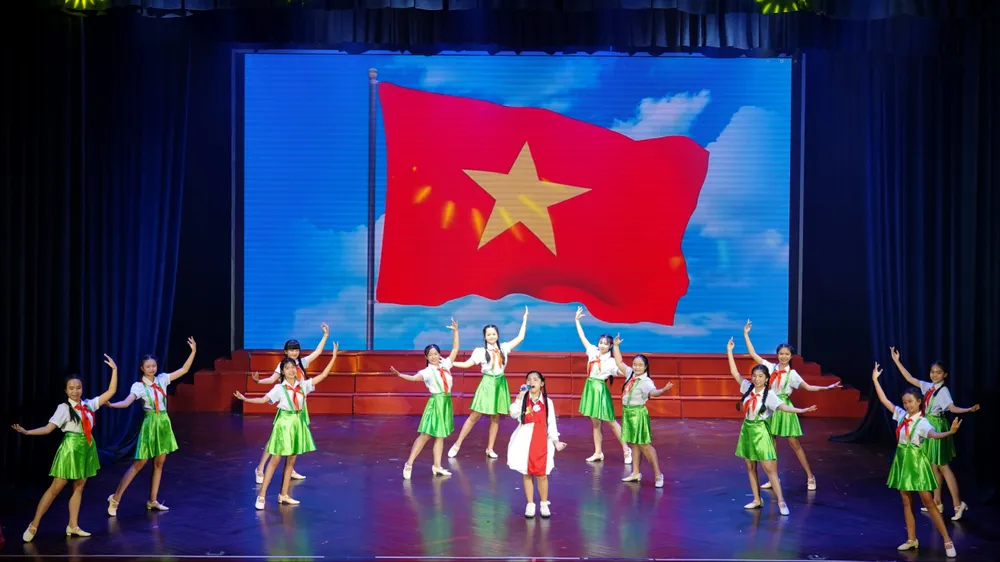 Tiết mục mashup "Nhà tôi có treo một lá cờ". Ảnh: THÚY BÌNH