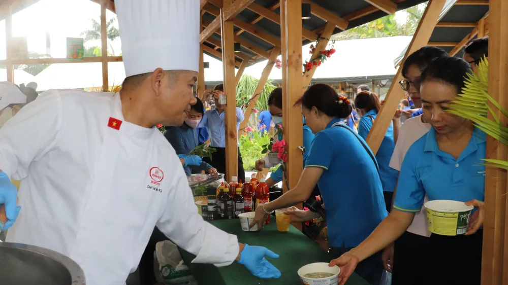 Thanh niên công nhân được cắt tóc, thưởng thức phở miễn phí