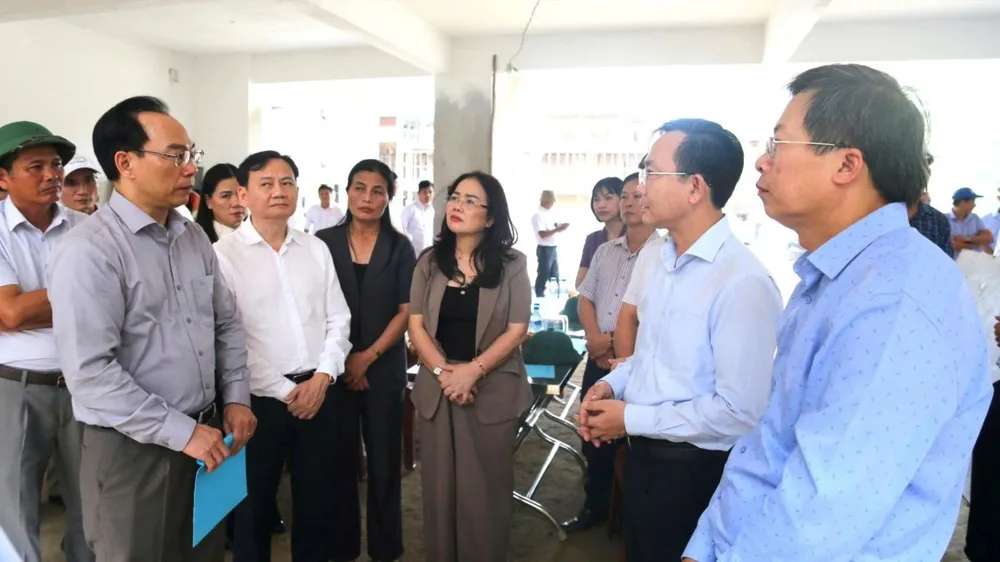 Bộ trưởng Bộ GD-ĐT Hoàng Minh Sơn kiểm tra tiến độ xây dựng trường nội trú biên giới ở xã Đakrông (tỉnh Quảng Trị). Ảnh: MINH THU