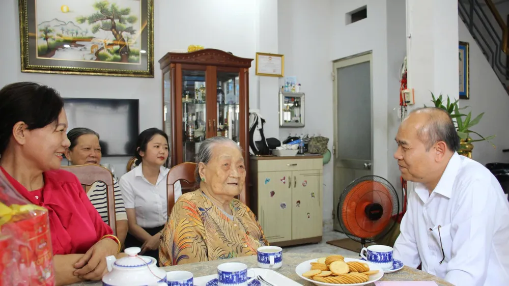 Đoàn đại biểu TPHCM thăm, tri ân Mẹ Việt Nam Anh hùng và thương binh