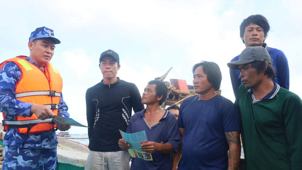 Tăng cường kiểm tra tàu cá, tuyên truyền chống khai thác IUU tại Côn Đảo