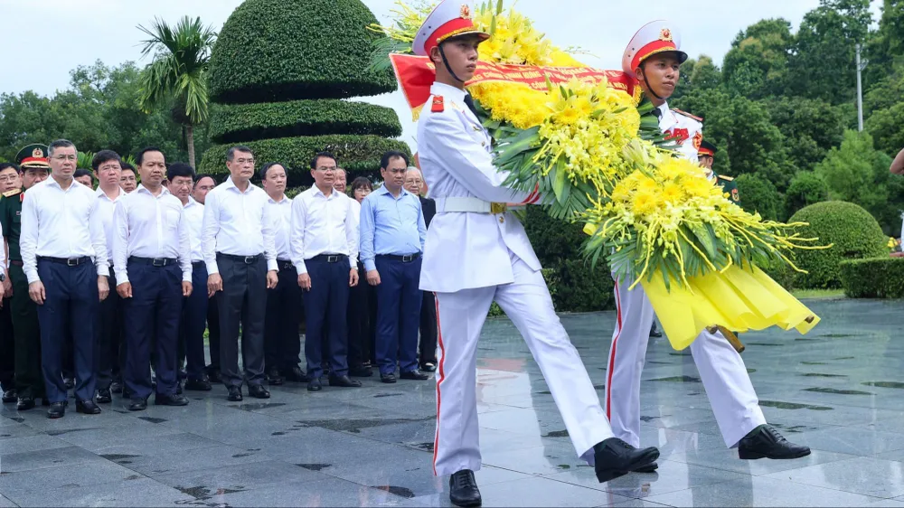 Thủ tướng Lê Minh Hưng thắp hương các phần mộ liệt sĩ tại Nghĩa trang Liệt sĩ Quốc gia A1. Ảnh: ĐOÀN BẮC