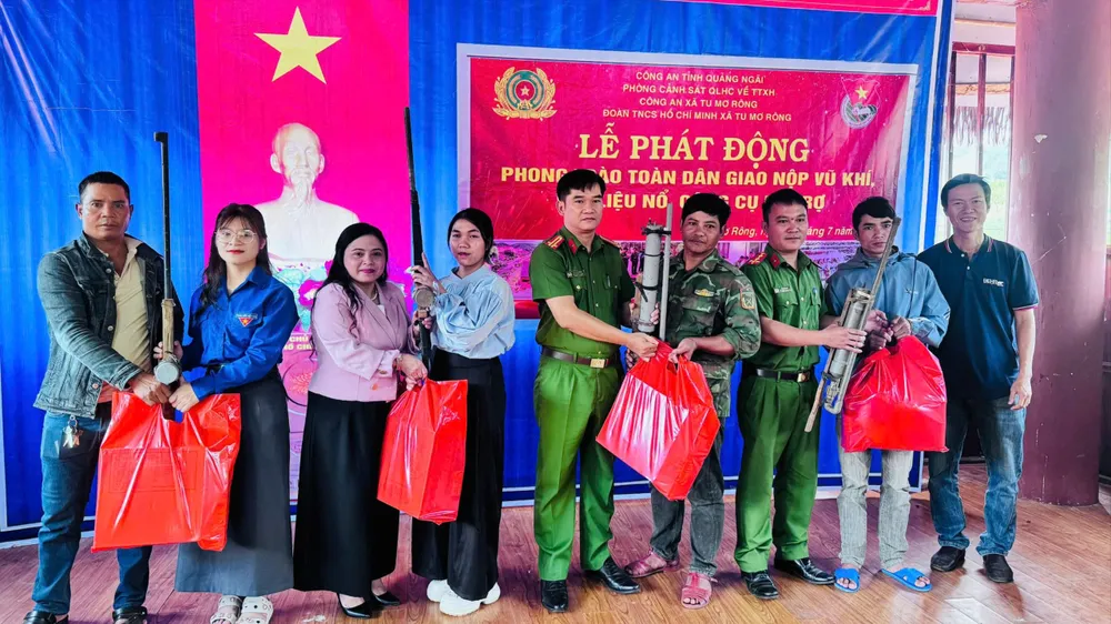 Đồng bào Xơ Đăng giao nộp súng tự chế, nhận quà dân sinh