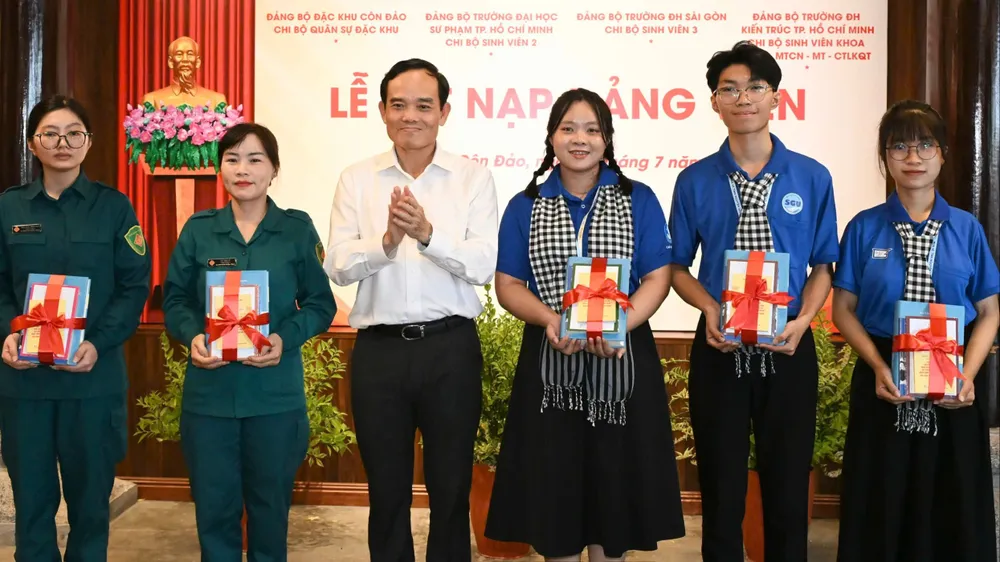 Bí thư Thành ủy TPHCM Trần Lưu Quang dự lễ kết nạp Đảng tại Côn Đảo
