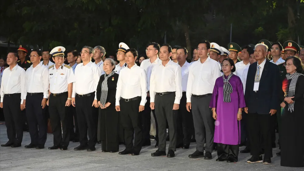 Lãnh đạo TPHCM dâng hoa, dâng hương và thắp nến tri ân Anh hùng liệt sĩ tại Nghĩa trang Hàng Dương
