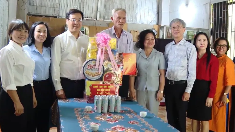 Lãnh đạo TPHCM thăm, tặng quà gia đình chính sách tại Côn Đảo