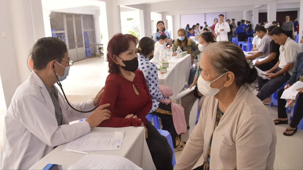 Khám sức khỏe miễn phí cho hơn 400 bà con giáo dân 