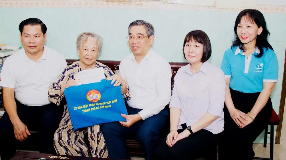 Luôn ở bên mẹ