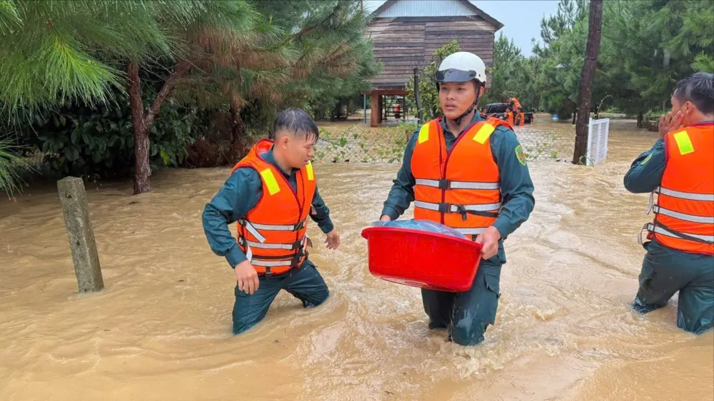 Mưa lớn gây ngập sâu tại Bảo Lộc, hàng chục hộ dân phải di dời
