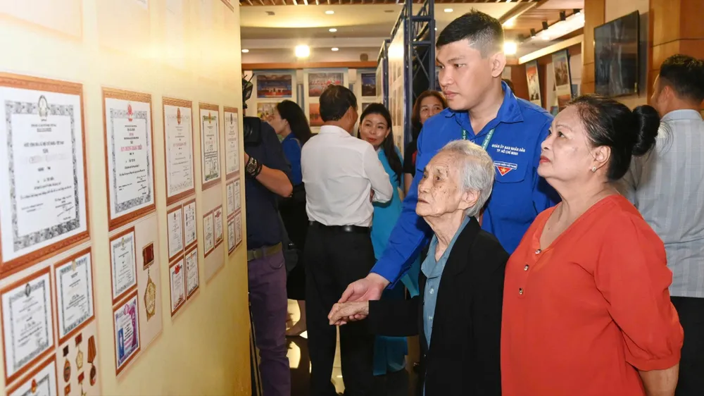 TPHCM khai mạc triển lãm “Hồ sơ khen thưởng kháng chiến chống Pháp”
