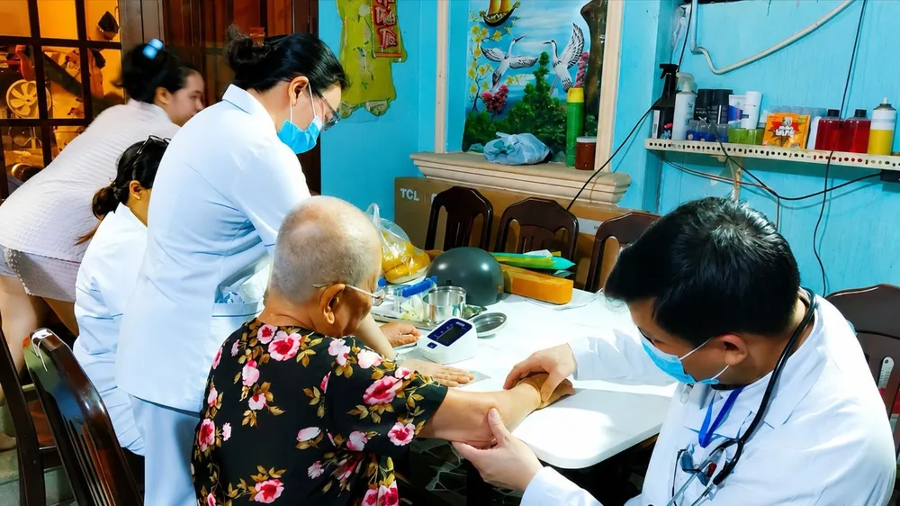 Y bác sĩ đến nhà khám sức khỏe cho người cao tuổi, người yếu thế