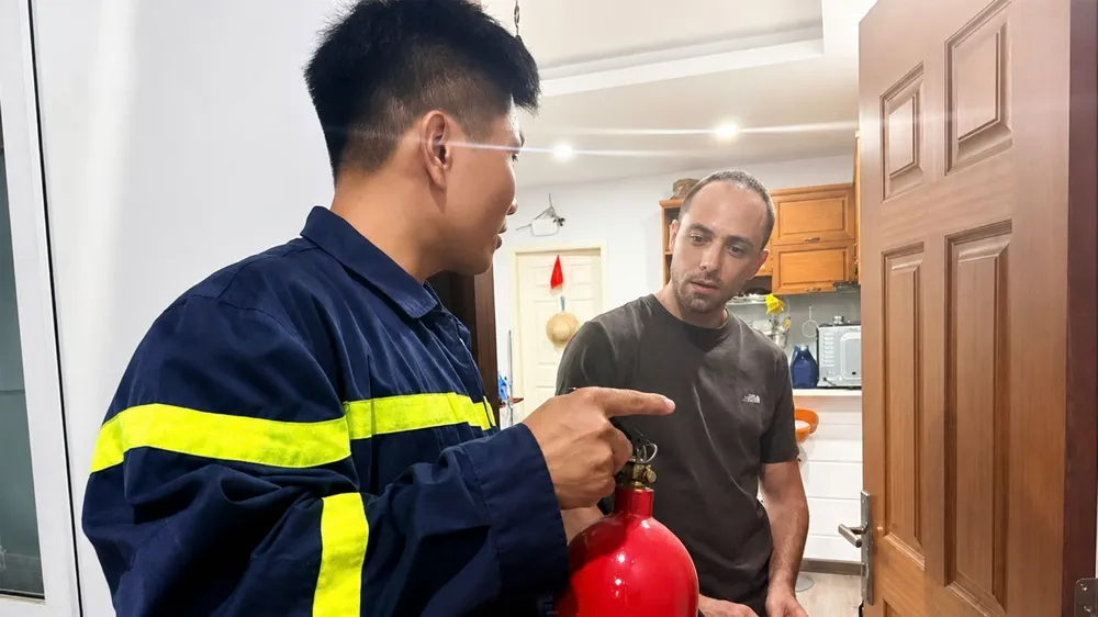 Cảnh sát PCCC TPHCM dùng tiếng Anh tuyên truyền an toàn cho người nước ngoài