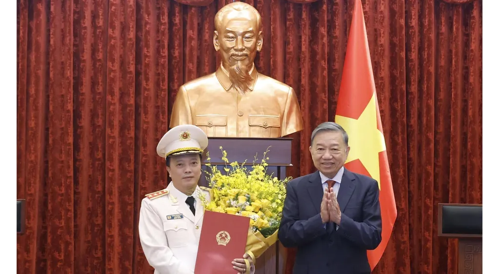 Trao quyết định thăng quân hàm Thượng tướng cho đồng chí Đặng Hồng Đức