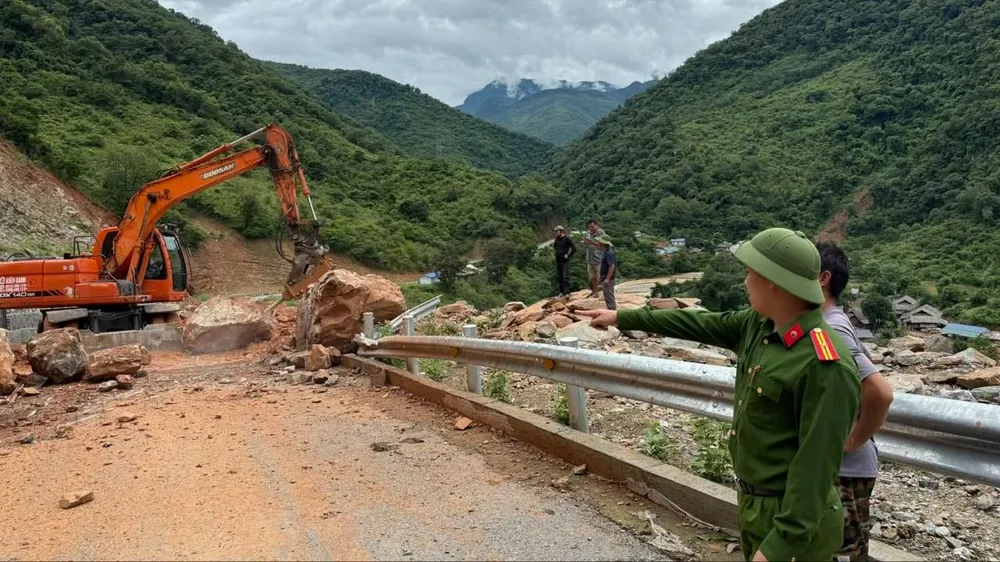 Sau nhiều nỗ lực khắc phục, điểm sạt lở trên tỉnh lộ 543D đã được thông tuyến 