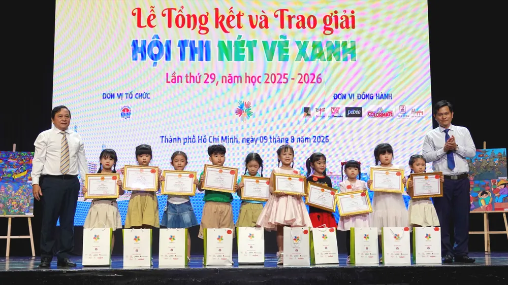 Các em học sinh Mầm non (bảng A) được trao giải nhất và giải nhì thể loại vẽ tranh trên giấy A3. Ảnh: THÚY BÌNH