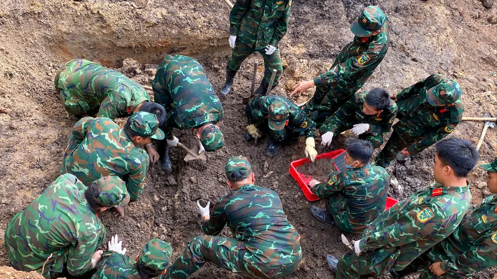 TPHCM: Tìm thấy đôi dép cao su, bình tông tại khu vực tìm kiếm hài cốt liệt sĩ
