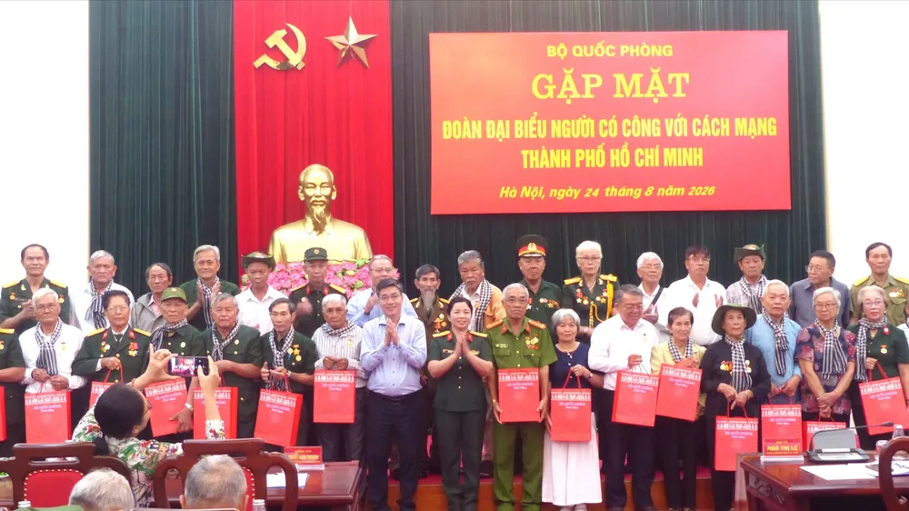 Bộ Quốc phòng gặp mặt đoàn đại biểu người có công với cách mạng TPHCM
