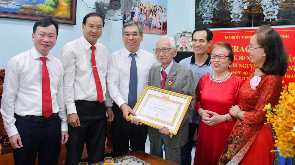 Đồng chí Nguyễn Phước Lộc trao Huy hiệu 80 năm tuổi Đảng cho đồng chí Nguyễn Xuân Lanh