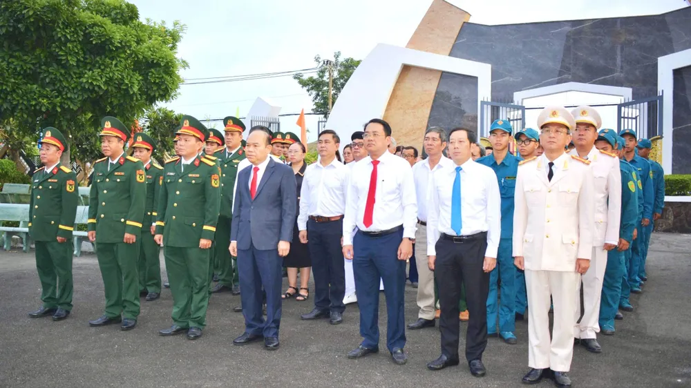 Đoàn đại biểu dâng hương, dâng hoa tại Nghĩa trang Liệt sĩ Rừng Sác. Ảnh: T.L.