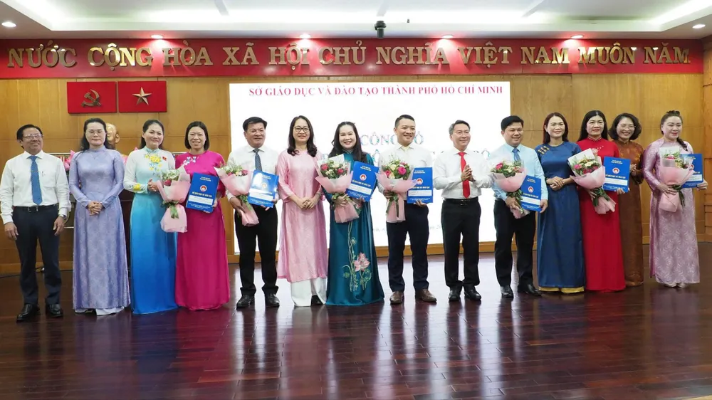 Sở GD-ĐT TPHCM trao các quyết định điều động, bổ nhiệm viên chức quản lý đối với các phòng, ban trực thuộc Sở GD-ĐT và hiệu trưởng các đơn vị trường học