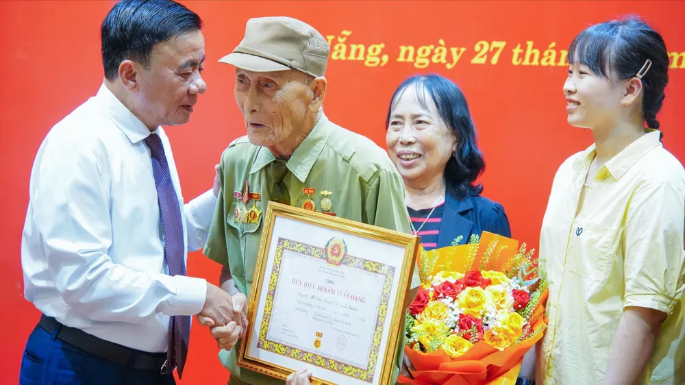Thường trực Ban Bí thư Trần Cẩm Tú trao Huy hiệu 80 năm tuổi Đảng tại Đà Nẵng