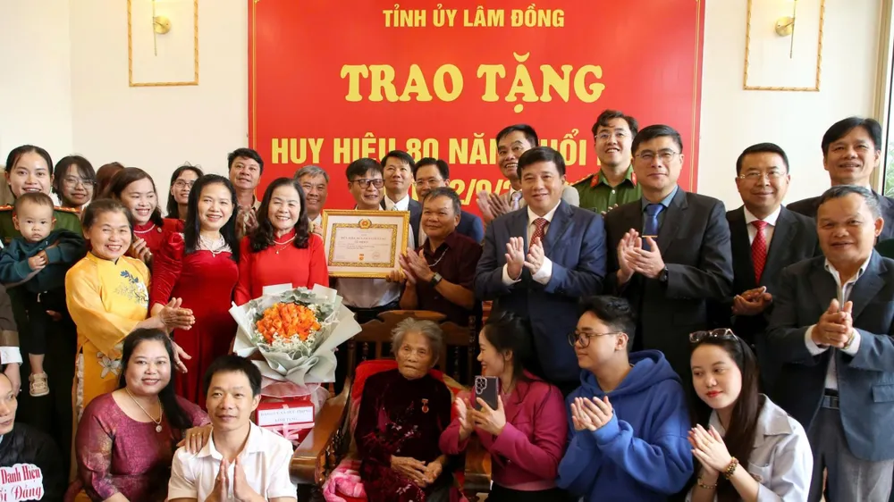 Lâm Đồng: Trao Huy hiệu 80 năm tuổi Đảng đến đảng viên Lê Thị Dục