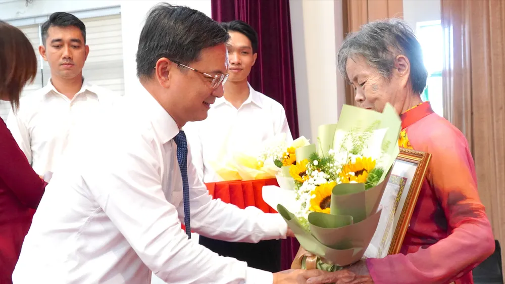 Đồng chí Nguyễn Mạnh Cường trao Huy hiệu Đảng đến các đảng viên
