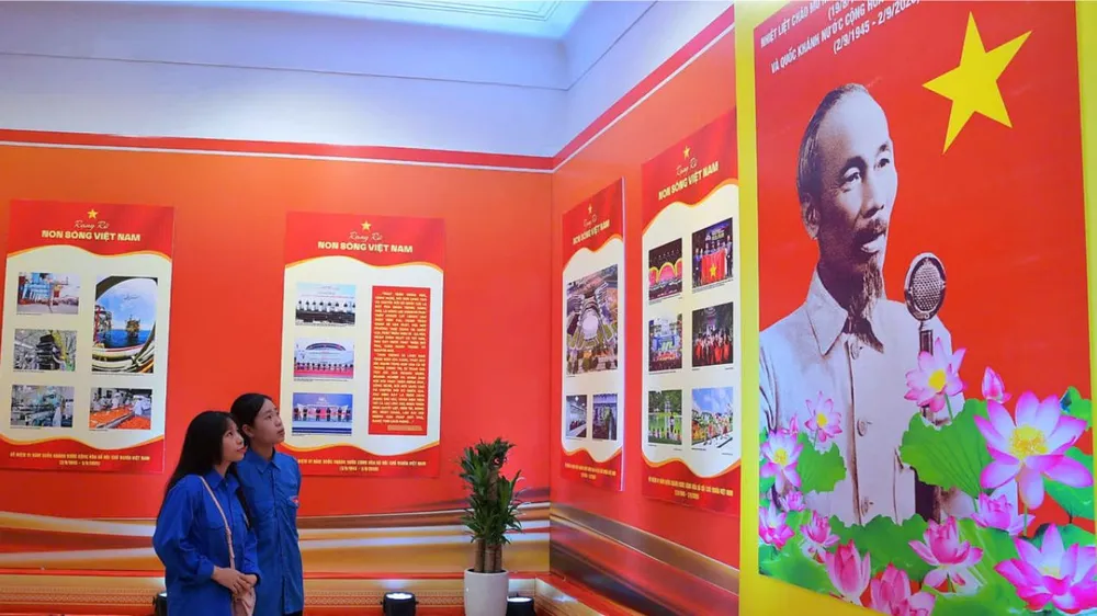 130 ảnh tư liệu tái hiện hành trình 81 năm của đất nước